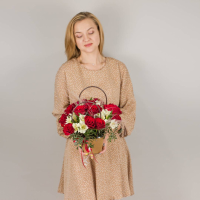 Сумочка с красными розами Кения и альстромерией 50539