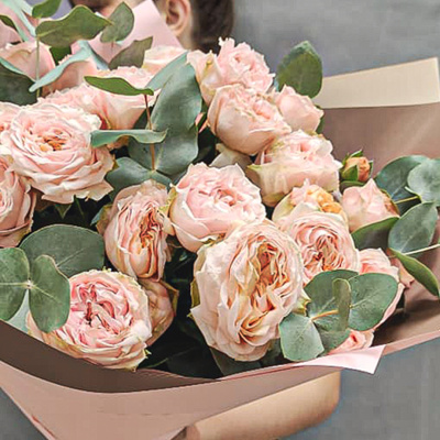 Букет из 9 кустовых пионовидных персиковых роз с эвкалиптом 45354-Перс Букет из 9 кустовых пионовидных персиковых роз с эвкалиптом 45354-Перс