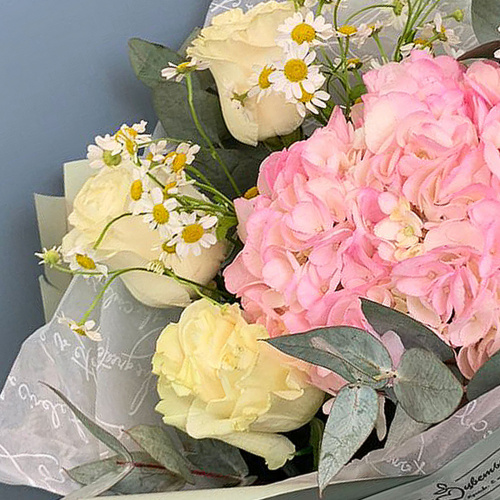 Букет из розовой гортензии с розами и мелкими ромашками арт. 66831-Р