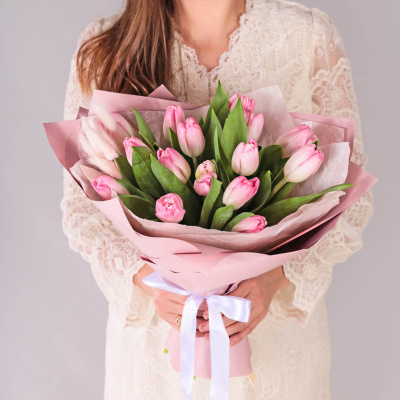 Букет из 15 розовых тюльпанов с лагурусом 59864 Букет из 15 розовых тюльпанов с лагурусом 59864