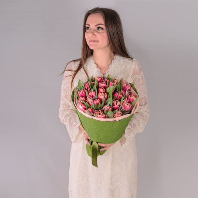Букет из 25 пионовидных тюльпанов Колумбус с сухоцветами 59867 Букет из 25 пионовидных тюльпанов Колумбус с сухоцветами 59867
