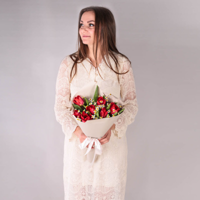 Небольшой букет из красных тюльпанов с ромашками 46336 Небольшой букет из красных тюльпанов с ромашками 46336