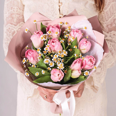 Дуэт букетов из розовых тюльпанов с ромашками 59902 Дуэт букетов из розовых тюльпанов с ромашками 59902