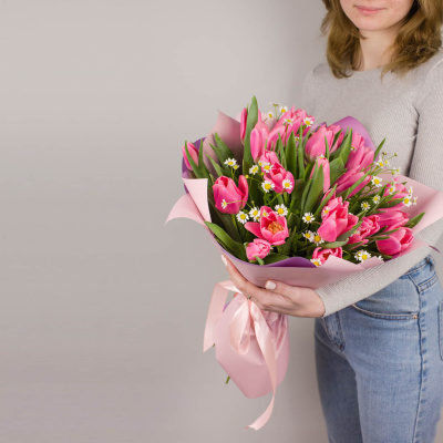 Букет 25 розовых тюльпанов с танацетумом 46335 Букет 25 розовых тюльпанов с танацетумом 46335
