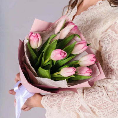 Букет 7 розовых тюльпанов с лагурусом 59862 Букет 7 розовых тюльпанов с лагурусом 59862