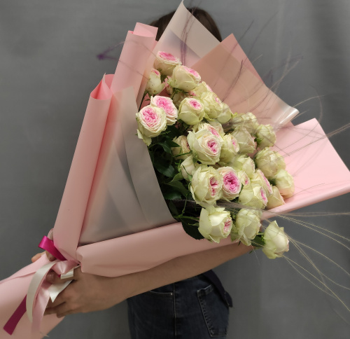 Букет из кустовых пионовидных роз бело-розового цвета арт. 47537