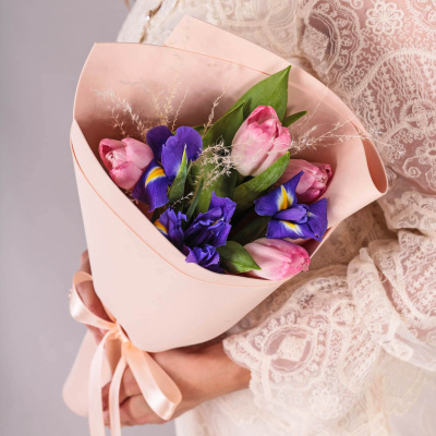 Букет мини из розовых тюльпанов с ирисами 59869 Букет мини из розовых тюльпанов с ирисами 59869