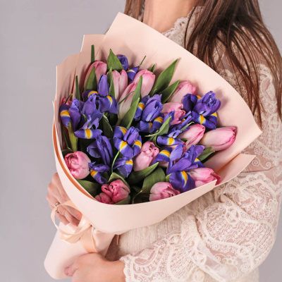 Букет из розовых тюльпанов с ирисами 59870 Букет из розовых тюльпанов с ирисами 59870
