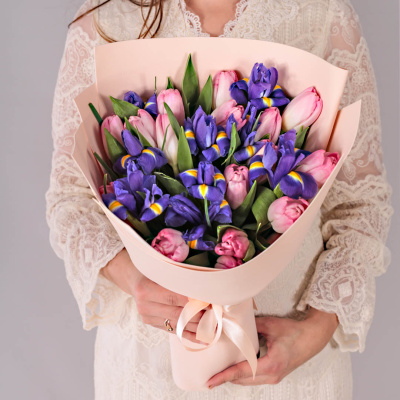 Букет из розовых тюльпанов с ирисами 59870 Букет из розовых тюльпанов с ирисами 59870