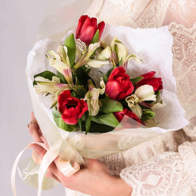 Букет из 5 красных тюльпанов с альстромерией 59894 Букет из 5 красных тюльпанов с альстромерией 59894