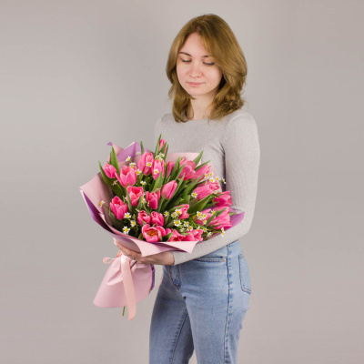 Букет 25 розовых тюльпанов с танацетумом 46335 Букет 25 розовых тюльпанов с танацетумом 46335