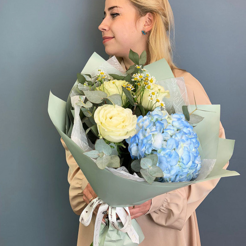 Букет из голубой гортензии с розами и мелкими ромашками арт. 66831-Г