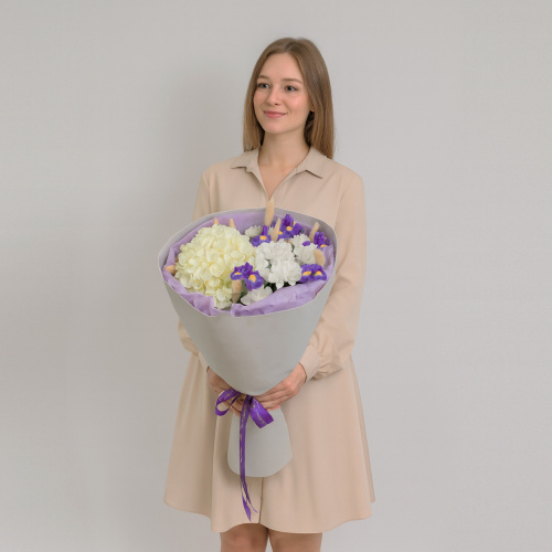 Букет с гортензией и ирисами арт. 84696
