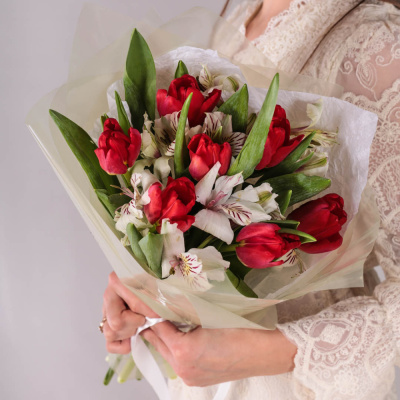 Красные тюльпаны с альстромерией. Небольшой букет 59895 Красные тюльпаны с альстромерией. Небольшой букет 59895