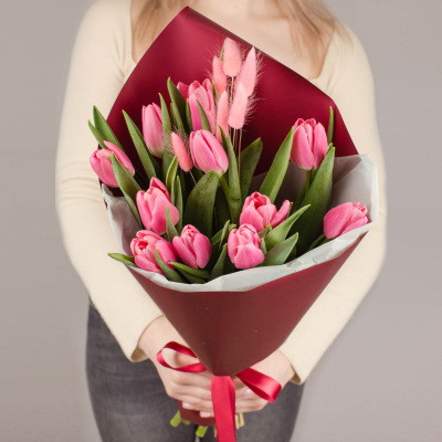 Букет 11 розовых тюльпанов с лагурусом 46462 Букет 11 розовых тюльпанов с лагурусом 46462