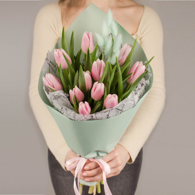 Букет из нежных тюльпанов с лагурусом 46462 Букет из нежных тюльпанов с лагурусом 46462