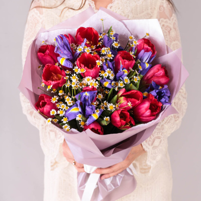 Букет из малиновых тюльпанов с ирисами и ромашками 59877 Букет из малиновых тюльпанов с ирисами и ромашками 59877