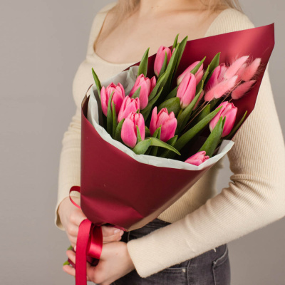Букет 11 розовых тюльпанов с лагурусом 46462 Букет 11 розовых тюльпанов с лагурусом 46462