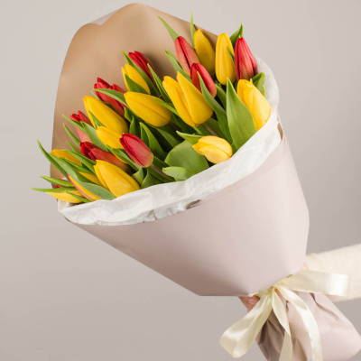 Букет из 25 красных и желтых тюльпанов в упаковке 46175 Букет из 25 красных и желтых тюльпанов в упаковке 46175
