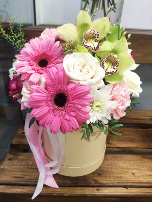 Коробка с цветами "Ласковые мечты" из кустовой и Эквадорской розы, орхидеи и гербер 27796 Коробка с цветами "Ласковые мечты" из кустовой и Эквадорской розы, орхидеи и гербер 27796