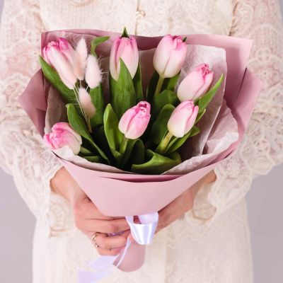 Букет 7 розовых тюльпанов с лагурусом 59862 Букет 7 розовых тюльпанов с лагурусом 59862