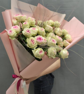 Букет из кустовых пионовидных роз бело-розового цвета N 47537