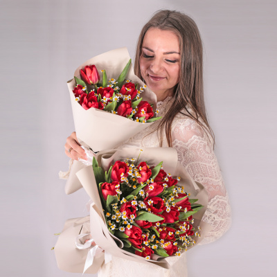 Букеты из красных тюльпанов с ромашками для мамы и дочки 59874 Букеты из красных тюльпанов с ромашками для мамы и дочки 59874