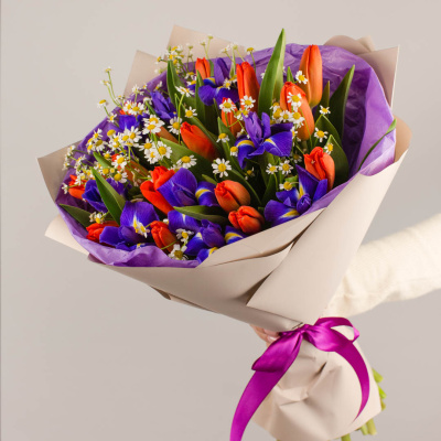 Букет из тюльпанов с ирисами и ромашками (17+9) 46397 Букет из тюльпанов с ирисами и ромашками (17+9) 46397