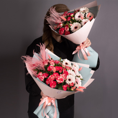 Букет из кустовой розы и мини гербер "Офелия стандарт. Размер L". 35973 Букет из кустовой розы и мини гербер "Офелия стандарт. Размер L". 35973