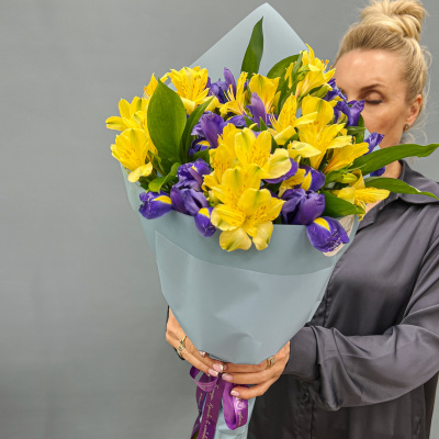 Букет "Ириска" с альстромерией и ирисами N 27802 Букет "Ириска" с альстромерией и ирисами N 27802