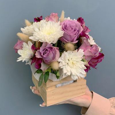 Ящик с цветами фиолетовые розы и хризантема N 66998-Ф