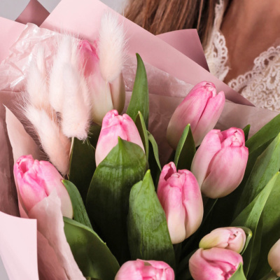Букет из 15 розовых тюльпанов с лагурусом 59864 Букет из 15 розовых тюльпанов с лагурусом 59864