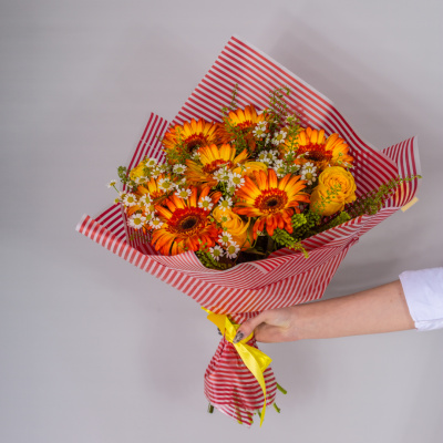 Букет из оранжевых гербер и желтых роз с ромашками арт. 52671