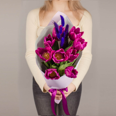 Букет 9 фиолетовых тюльпанов с лагурусом 46461 Букет 9 фиолетовых тюльпанов с лагурусом 46461
