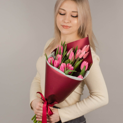Букет 11 розовых тюльпанов с лагурусом 46462 Букет 11 розовых тюльпанов с лагурусом 46462