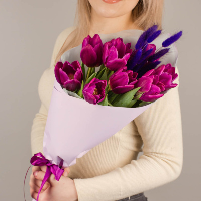 Букет 9 фиолетовых тюльпанов с лагурусом 46461 Букет 9 фиолетовых тюльпанов с лагурусом 46461