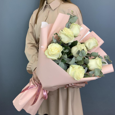 Букет белых роз высоких с эвкалиптом N 76722 Букет белых роз высоких с эвкалиптом N 76722