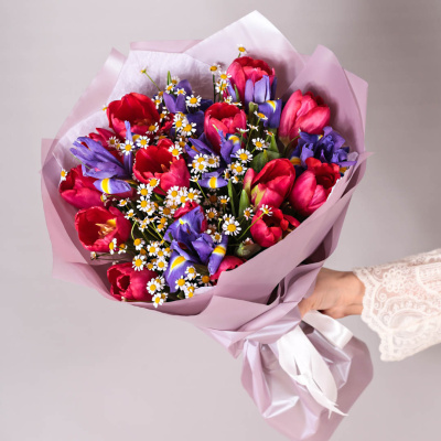 Букеты из тюльпанов с ирисами и ромашками для мамы и дочки 59878 Букеты из тюльпанов с ирисами и ромашками для мамы и дочки 59878