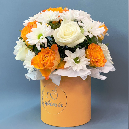 Коробка с розами и кустовой хризантемой арт. 66994