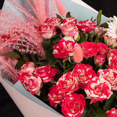 Букет из кустовой розы и мини гербер "Офелия стандарт. Размер L". 35973 Букет из кустовой розы и мини гербер "Офелия стандарт. Размер L". 35973