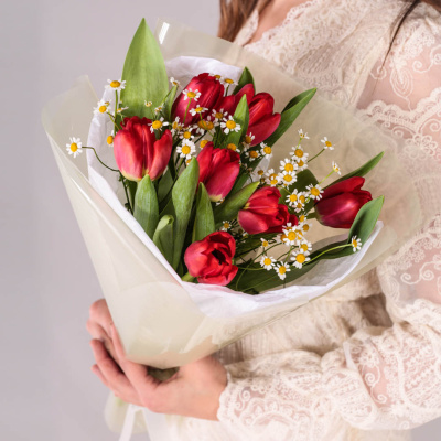 Букет из 7 красных тюльпанов с ромашками 59873 Букет из 7 красных тюльпанов с ромашками 59873