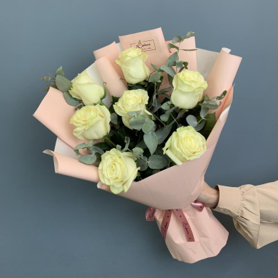 Букет белых роз высоких с эвкалиптом N 76722 Букет белых роз высоких с эвкалиптом N 76722