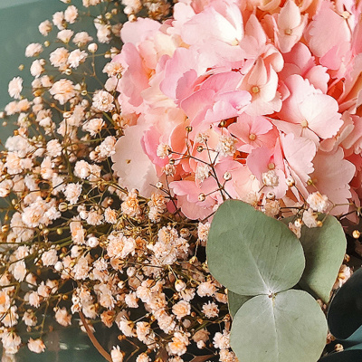 Букет с гортензией и цветной гипсофилой N 51367Дв Букет с гортензией и цветной гипсофилой N 51367Дв