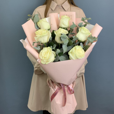 Букет белых роз высоких с эвкалиптом N 76722 Букет белых роз высоких с эвкалиптом N 76722