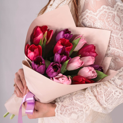 Букет из 15 тюльпанов в упаковке 28405 Букет из 15 тюльпанов в упаковке 28405