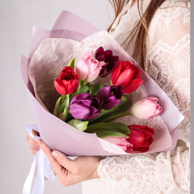 Букет из 9 тюльпанов в упаковке 928403 Букет из 9 тюльпанов в упаковке 928403