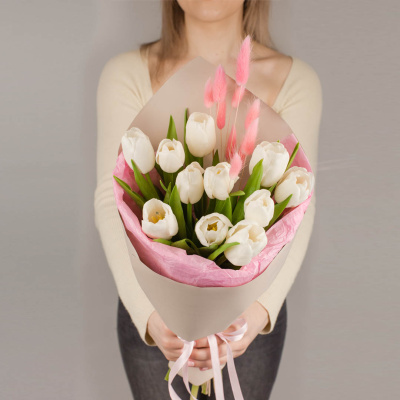 Букет из белых тюльпанов с лагурусом 46462 Букет из белых тюльпанов с лагурусом 46462