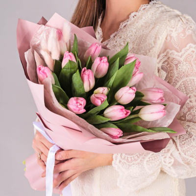 Букет из 15 розовых тюльпанов с лагурусом 59864 Букет из 15 розовых тюльпанов с лагурусом 59864