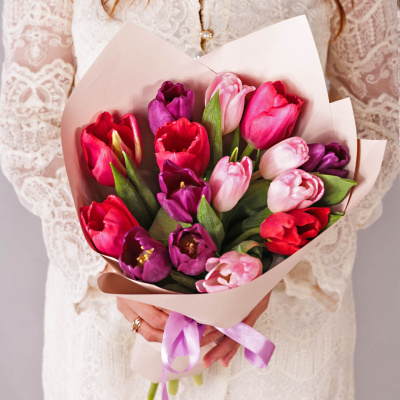 Букет из 15 тюльпанов в упаковке 28405 Букет из 15 тюльпанов в упаковке 28405