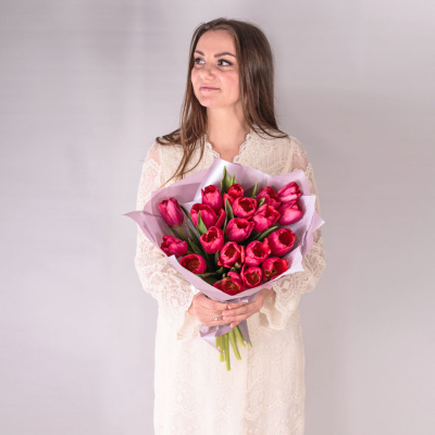 Букет из 19 малиновых тюльпанов в упаковке 59900 Букет из 19 малиновых тюльпанов в упаковке 59900